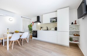 Kühlschrank, Mikrowelle, Ofen, Geschirrspüler