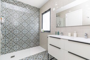 Shower, hair dryer, towels - CASA BRANCA 7 BED, Fishing Village (Santa Luzia)