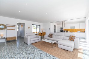 TV - CASA BRANCA 7 BED, Fishing Village (Santa Luzia)