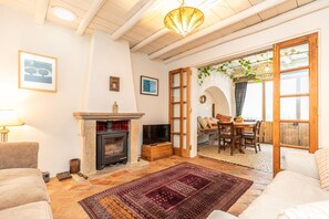 TV, fireplace - CASA CALLEBANDA, Town Centre (Tavira)