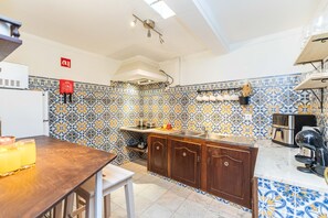 Fridge, microwave, coffee/tea maker, electric kettle - CASA VALERIE - Heart of Historical Town Centre (Tavira)