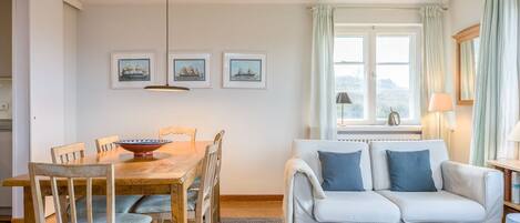 TV, fireplace, stereo