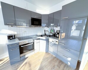 Kühlschrank, Mikrowelle, Ofen, Herdplatte