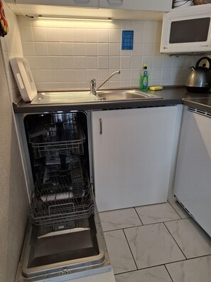 Réfrigérateur, four à micro-ondes, surface de cuisson, lave-vaisselle