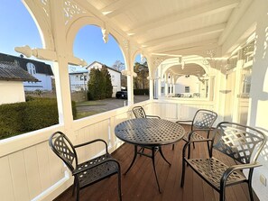Outdoor dining - Strandresidenz Juliusruh apartment 11- ground floor, balcony, 2 bedrooms - family friendly (Breege)
