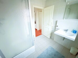 Douche, sèche-cheveux, serviettes fournies