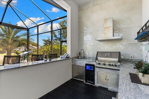 Fridge, microwave, oven, stovetop - Seaside Villa White Palace - 3/3, heated pool & spa, tv in & out, outdoorkitchen (Cape Coral)