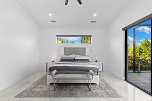 3 bedrooms, iron/ironing board, free WiFi, bed sheets - Seaside Villa White Palace - 3/3, heated pool & spa, tv in & out, outdoorkitchen (Cape Coral)