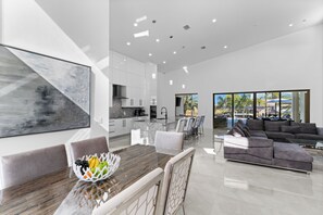 Interior - Seaside Villa White Palace - 3/3, heated pool & spa, tv in & out, outdoorkitchen (Cape Coral)