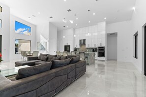 Smart TV, stereo - Seaside Villa White Palace - 3/3, heated pool & spa, tv in & out, outdoorkitchen (Cape Coral)