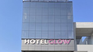 Un hotel moderno con una recepción y una escalera que lleva a la entrada.