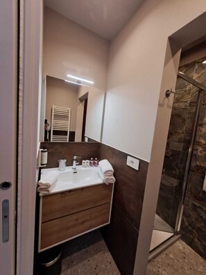 Shower, hair dryer, towels, soap - Delightful beachfront apartment equipped with all the comforts (Lido di Ostia)