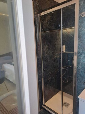 Shower, hair dryer, towels, soap - Delightful beachfront apartment equipped with all the comforts (Lido di Ostia)