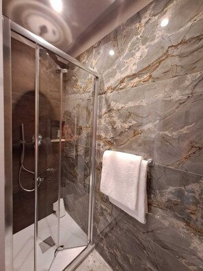 Shower, hair dryer, towels, soap - Delightful beachfront apartment equipped with all the comforts (Lido di Ostia)