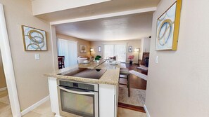 Microondas, horno, placa de cocina y lavavajillas