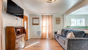 Smart TV, books - Historic Pioche Retreat | Near Trails & Cathedral Gorge (Pioche)