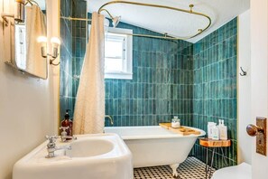 Sèche-cheveux, serviettes fournies