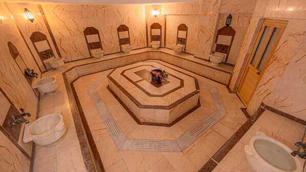A luxurious bathroom with a central hot tub, multiple sinks, and marble flooring. - Golmar Beach& Spa Hotel (Marmaris)