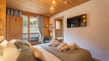 Comfort Quadruple Room | In-room safe, blackout curtains, iron/ironing board, free WiFi