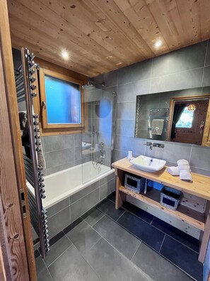 In-room safe, blackout curtains, iron/ironing board, free WiFi - Hameau des clos Virolet (Les Gets)