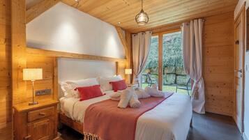 Comfort Quadruple Room | Peti besi dalam bilik, langsir/tirai gelap terus