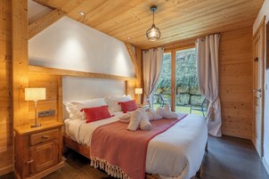 Habitación cuádruple Confort | Caja fuerte, cortinas opacas, tabla de planchar con plancha
