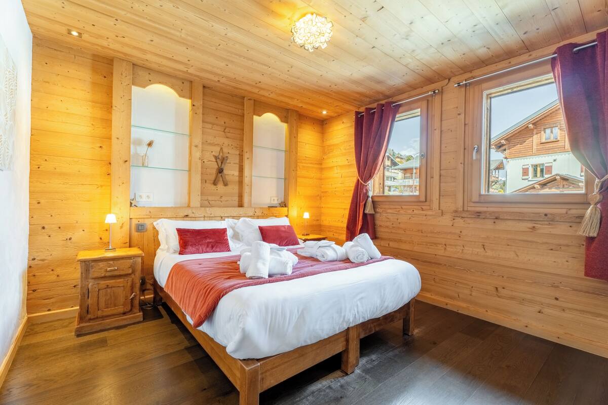 Comfort Double Room | In-room safe, blackout drapes, iron/ironing board, WiFi (free)