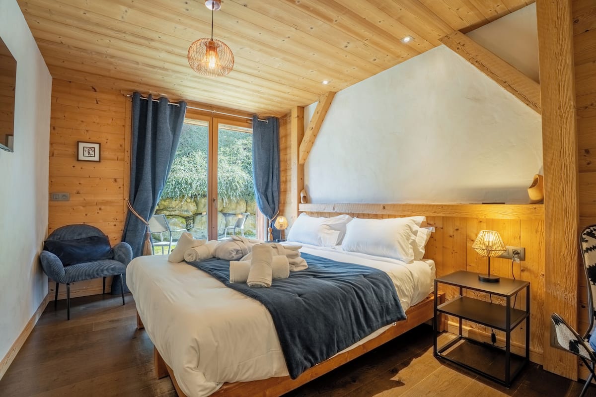 Comfort Double Room, Balcony | In-room safe, blackout drapes, iron/ironing board, WiFi (free)