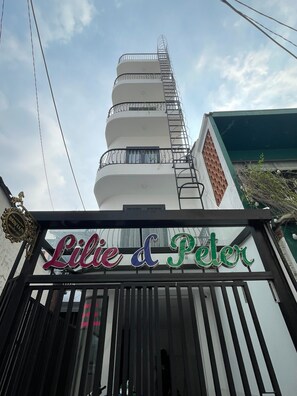 Vista frontal de la propiedad