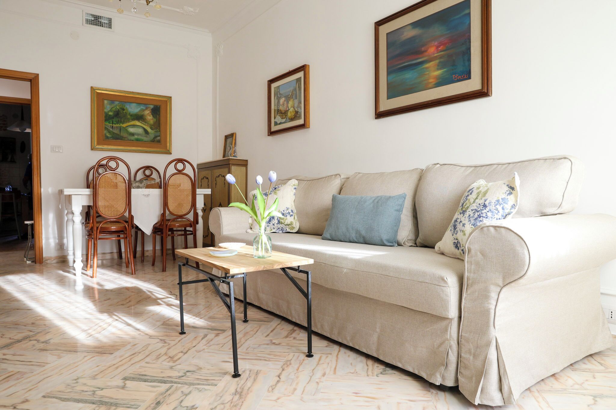 Departamento, balcón, vista a la ciudad | Área de sala de estar