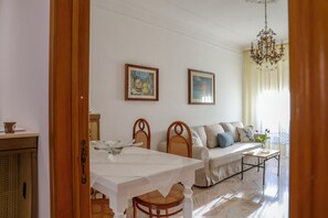 Apartamento, sacada, vista para a cidade | Sala de jantar