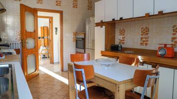 Appartement, balcon, vue ville | Cuisine privée