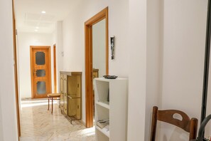 Apartamento, sacada, vista para a cidade | Área de estar