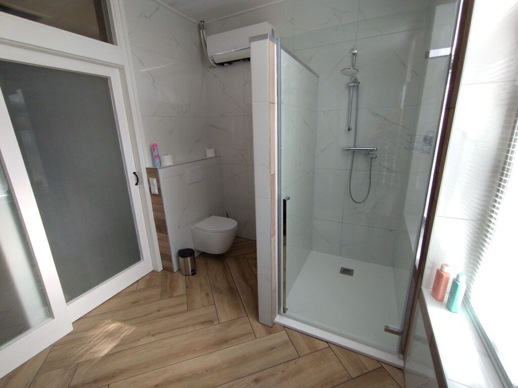 Haartrockner, Handtücher, Seife, Toilettenpapier