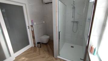 Haartrockner, Handtücher, Seife, Toilettenpapier