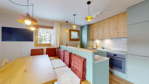 Fridge, oven, stovetop, dishwasher - The newly and extensively renovated 3½-room apartment on the ground floor offers (Celerina/Schlarigna)