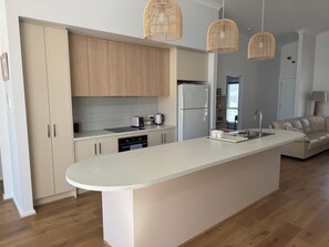 Microwave, oven, stovetop, dishwasher - Kailani at Port Hughes - Opposite hole 1 at the Dunes! (Port Hughes)