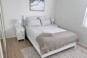 2 bedrooms, iron/ironing board, free WiFi, bed sheets - Ground Floor Esplanade Oceanfront Apartment (Cronulla)