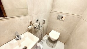 Habitación triple Deluxe | Baño | Ducha, cabezal de ducha tipo lluvia, bidé y toallas