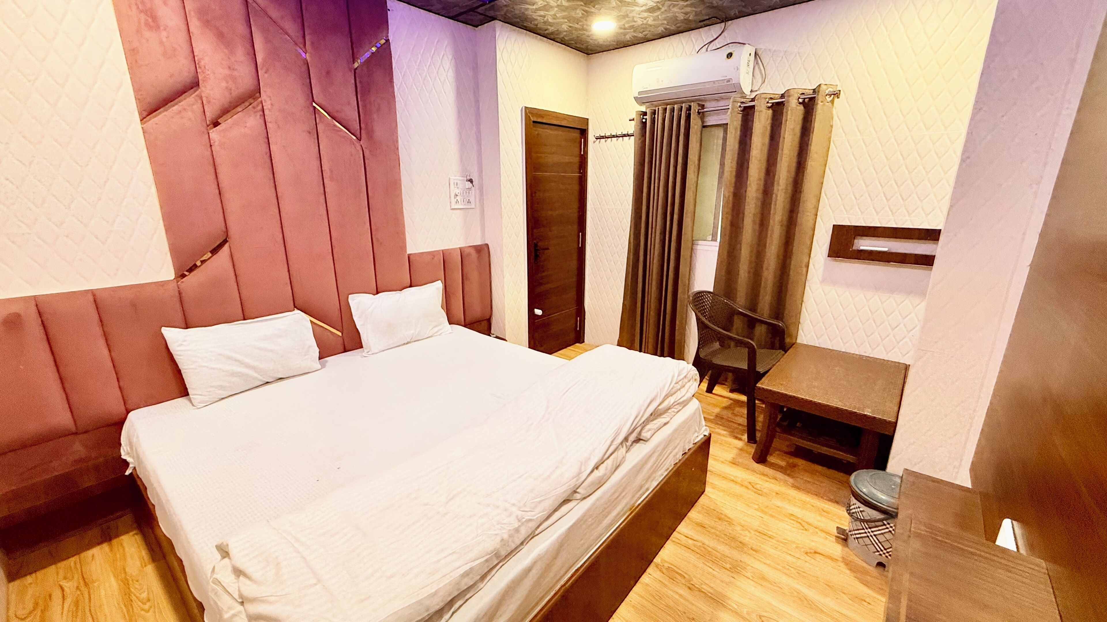 Premium bedding, desk, laptop workspace, free WiFi