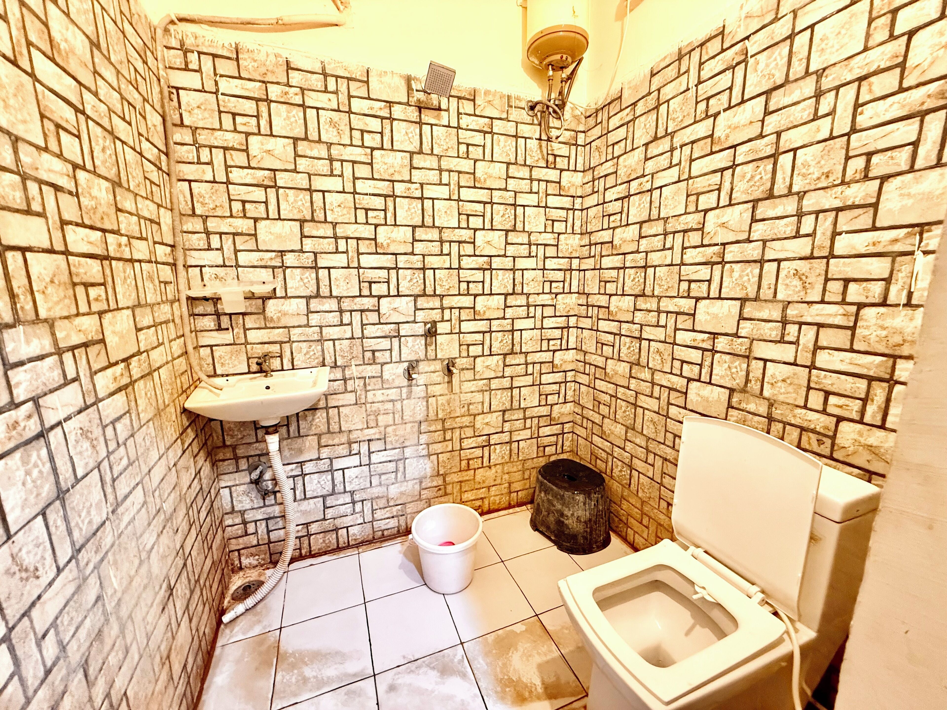 Ducha, cabezal de ducha tipo lluvia, bidé y toallas