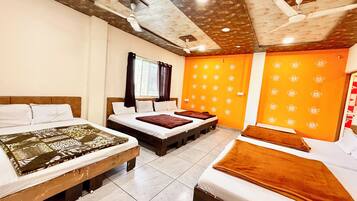 Habitación familiar | Ropa de cama de alta calidad y escritorio