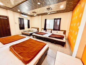 Habitación familiar | Ropa de cama de alta calidad y escritorio