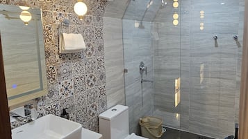 Gratis toiletartikelen, een haardroger, handdoeken, zeep