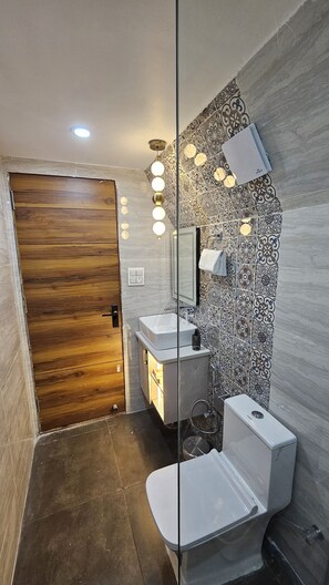 Artículos de tocador gratuitos, secador de pelo, toallas, jabón