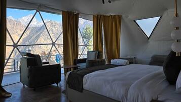 Presidential Room | Desk, laptop workspace, free WiFi