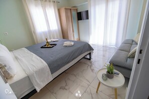 1 bedroom, desk, soundproofing, iron/ironing board - Ariadne - Elegant & Chic House in Egaleo/Athens (Egaleo)