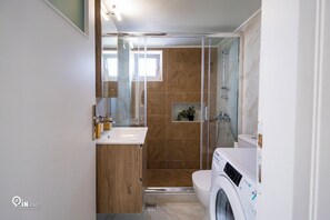 Shower, hair dryer, towels, soap - Ariadne - Elegant & Chic House in Egaleo/Athens (Egaleo)