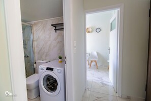 Shower, hair dryer, towels, soap - Ariadne - Elegant & Chic House in Egaleo/Athens (Egaleo)