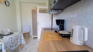 Een koffiezetapparaat/waterkoker, een koelkast, een microgolfoven